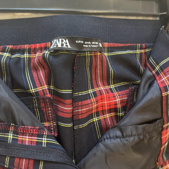 Zara cropped ankle length tartan pants. Like new. No signs of wear. Size XL - Picture 4 of 4